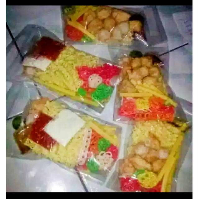 

Paket 5 bungkus seblak pedas gurih rasa lebih mantap bikin mewek