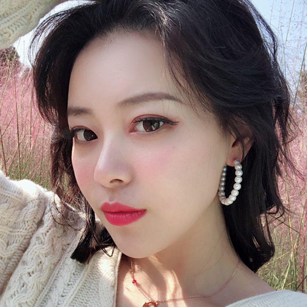 Anting Hoop Juntai Bentuk Lingkaran Besar Aksen Mutiara Tiruan Gaya Elegan Untuk Wanita