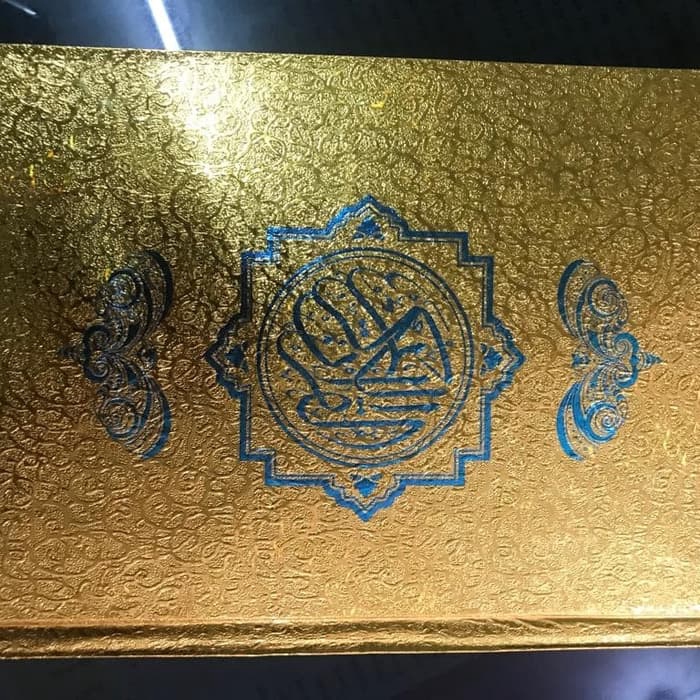 AlQuran menara kudus besar emas