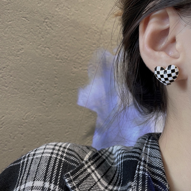 Anting Tusuk Gantung Desain Hati Motif Kotakkotak Hitam Putih Gaya Retrotrendy Untuk Wanita