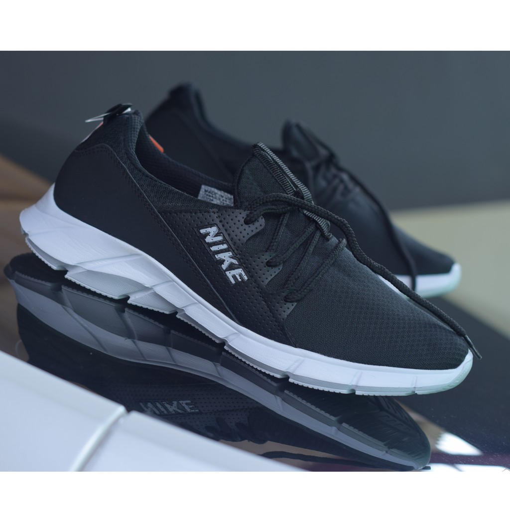 Sepatu santai slip on nike mudah di pakai hitam