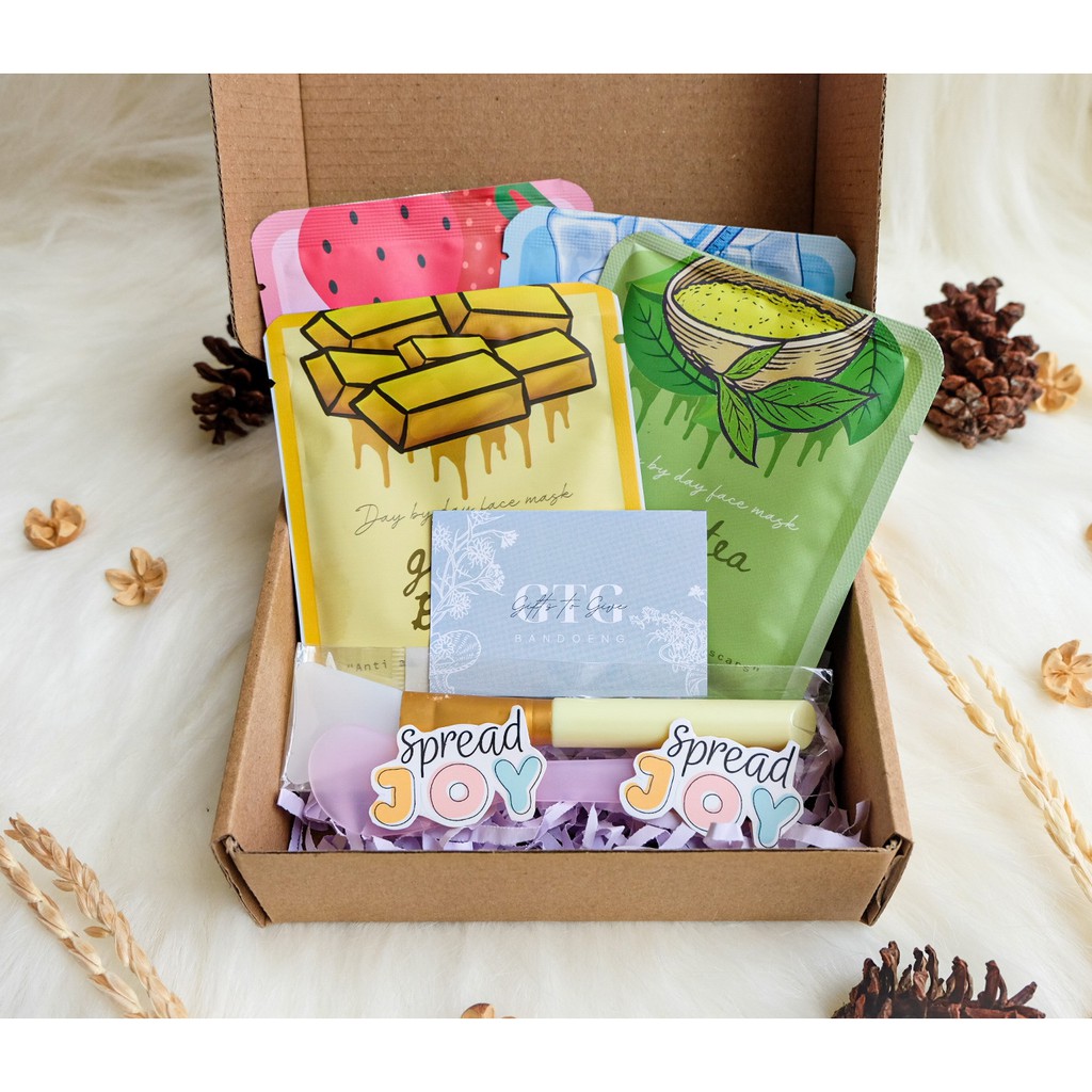 

Gift Box Hampers Cewek Graduation Box Birthday Box Kado Ulang Tahun Masker Organik Box 04