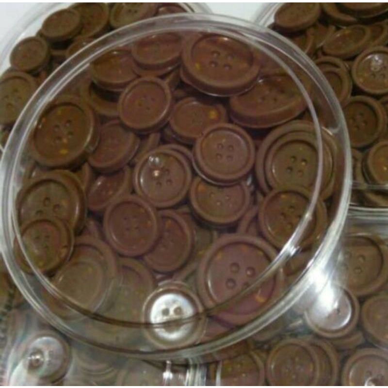 

COKELAT PRALINE MOTIF KANCING FULL DARK CHOCOLATE (TOPLES 250 Gram)