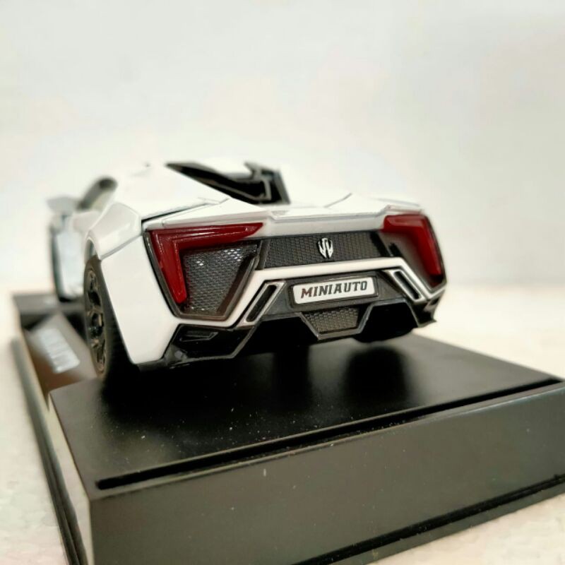 Miniauto diecast. Skala 32. Lycan sport.