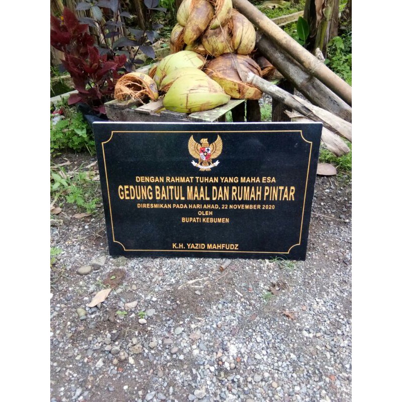 Prasasti / prasasti peresmian lempengan granit