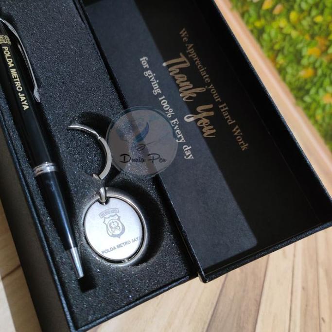 

Barang Baru ✢ Giftset Ballpoint & Key Chain Custom, Kado Ultah ,Hampers Acara, Hadiah Anniversary Ekslusif~