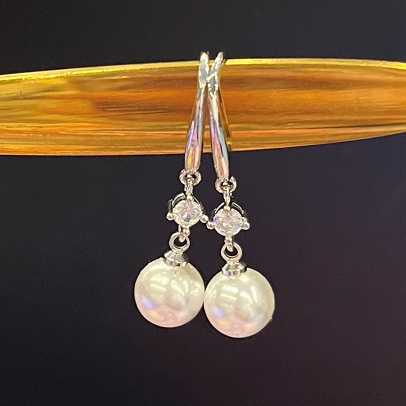 Anting Juntai Bentuk Bulat Aksen Mutiara Imitasi Warna Silver Untuk Wanita