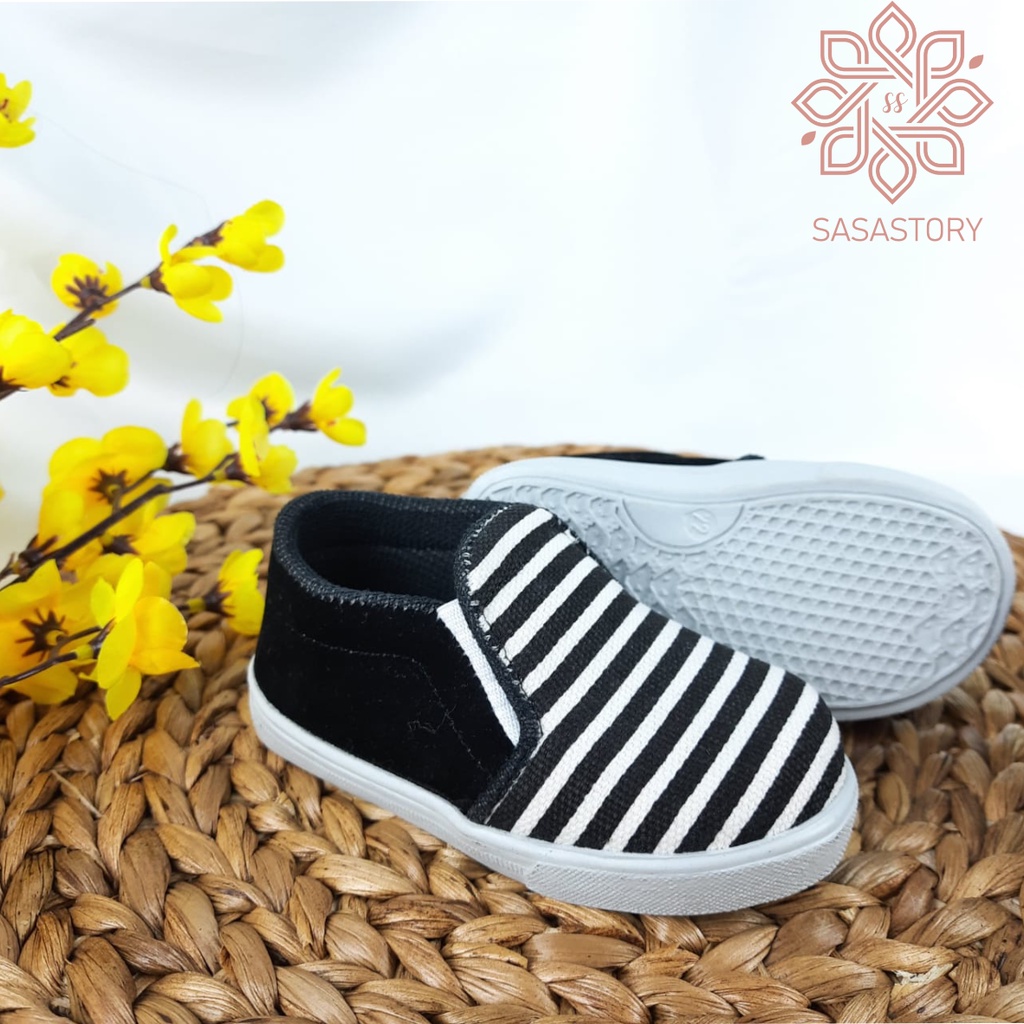 SEPATU SNEAKER SLIP ON LOAFERS GARIS 1 2 3 TAHUN DA04