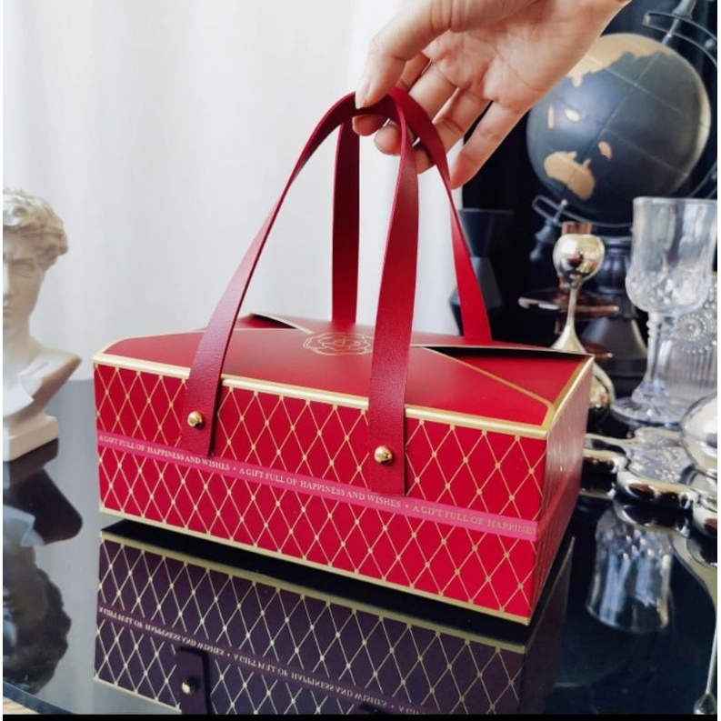 

KOTAK TENTENG EXCLUSIVE MOTIF HAPPINES MERAH BOX MEWAH UNIK BK-68