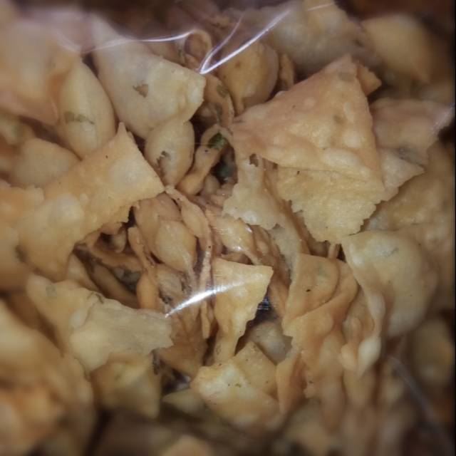 

Keripik Bawang Pangsit 250 gram 1/4 kg Kiloan Snack Cemilan Enak Murah Oleh oleh Tasikmalaya