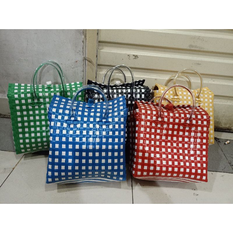

tas anyaman pake tutup isi 1 pcs terlaris dan termurah