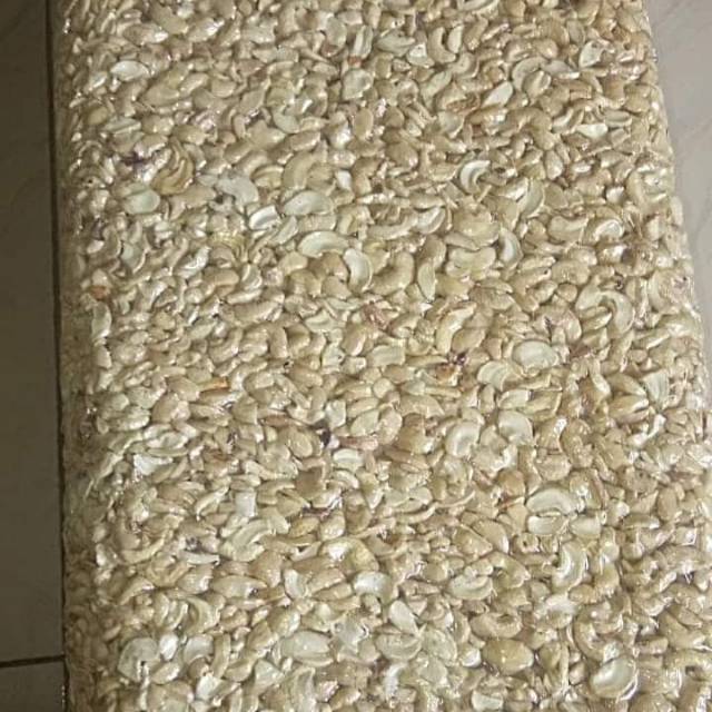 

Kacang Mete Pecahan Besar