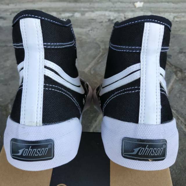 SEPATU JOHNSON PRO BLACK WHITE