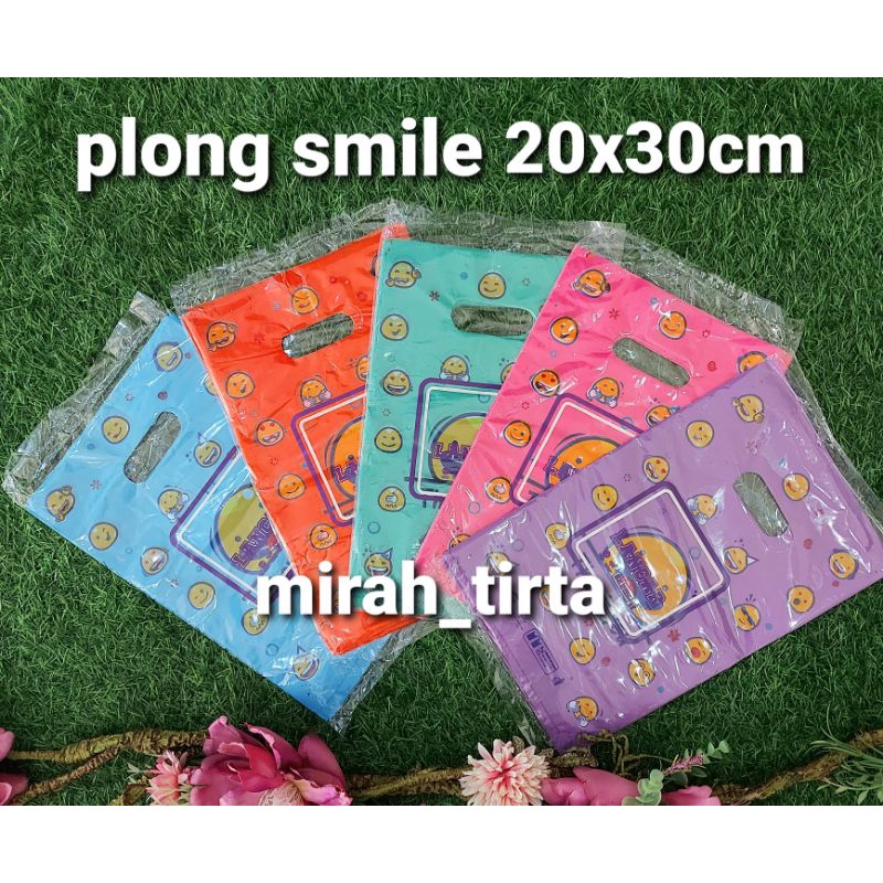 Plong motif smile 20x30cm .kantong plong . kresek olshop online shop. kantong motif kresek motif
