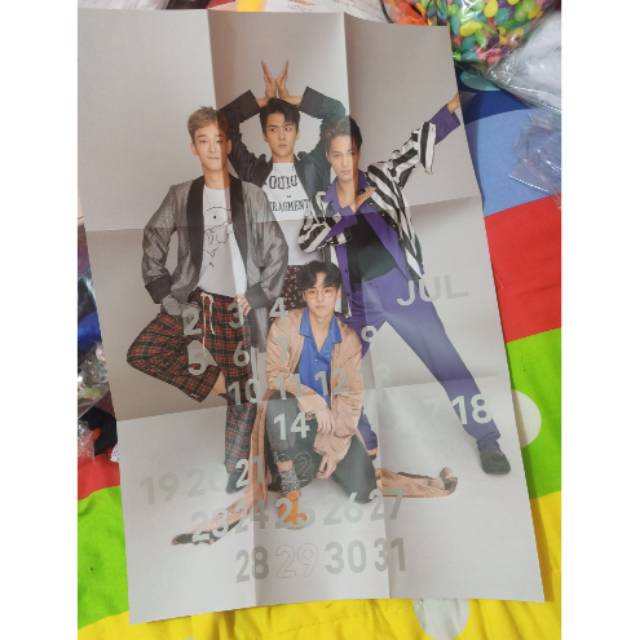 POSTER OFFICIAL SEASON GREETING EXO 2018