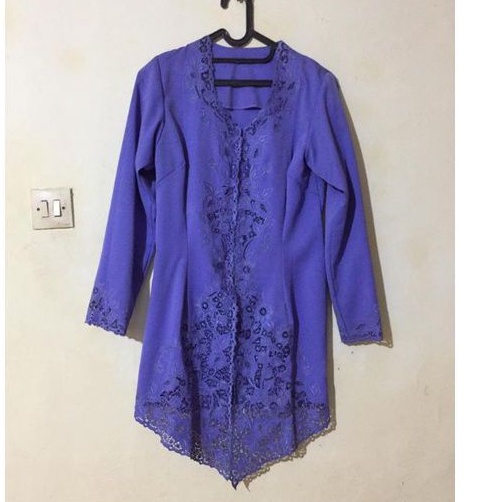 Kebaya ungu muda