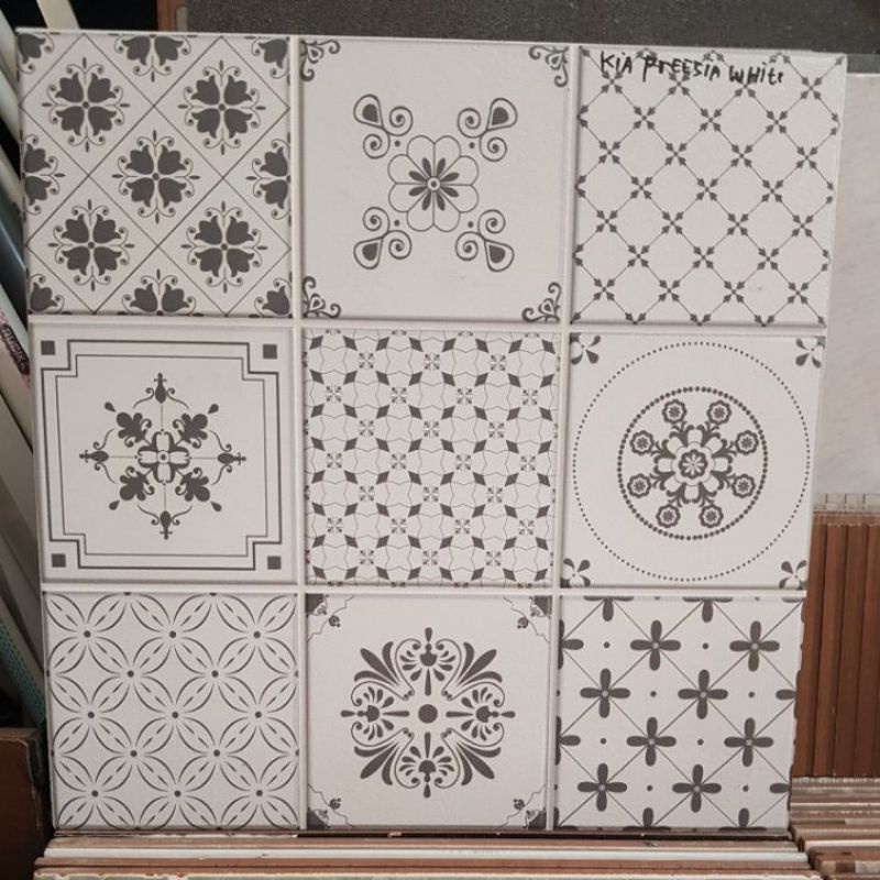 KERAMIK BATIK KIA FRESIA KASAR 40X40 KASAR