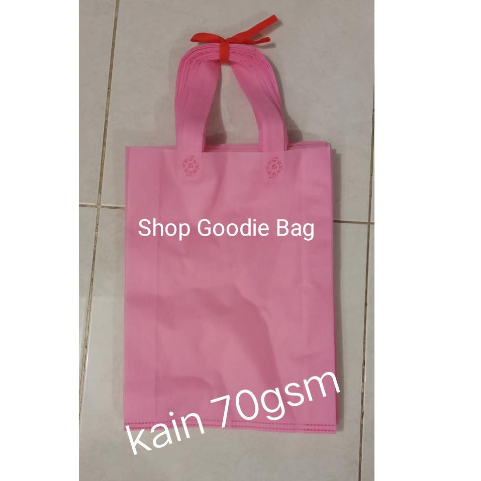 

Murah RQA 1lusin (12pcs) PaHe (PAket HEmat) Goodie Bag Handle uk 30x40x8 kain 70gsm / Tas Spunbond V