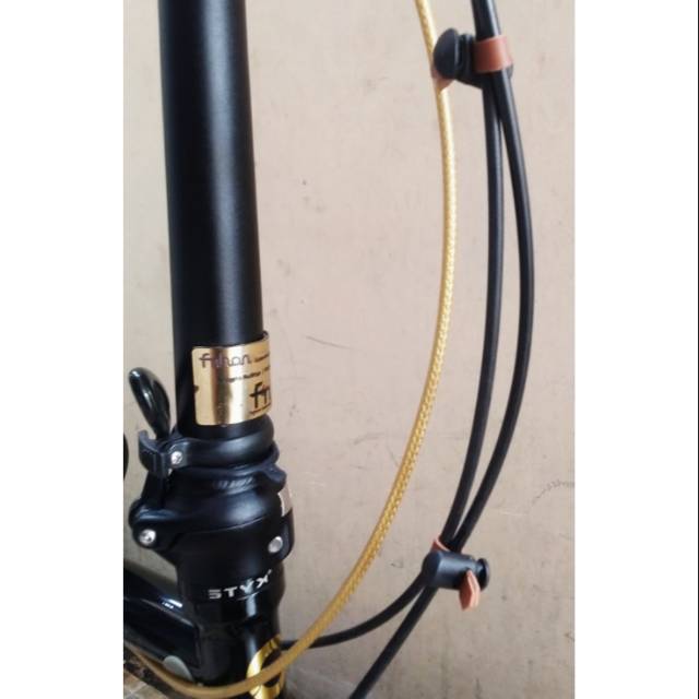 Klip pengikat kabel sepeda