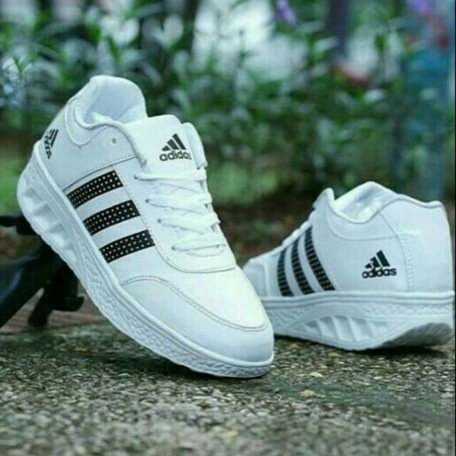 Sepatu Sneakers Wanita. Adidas Putih List Hitam DS348