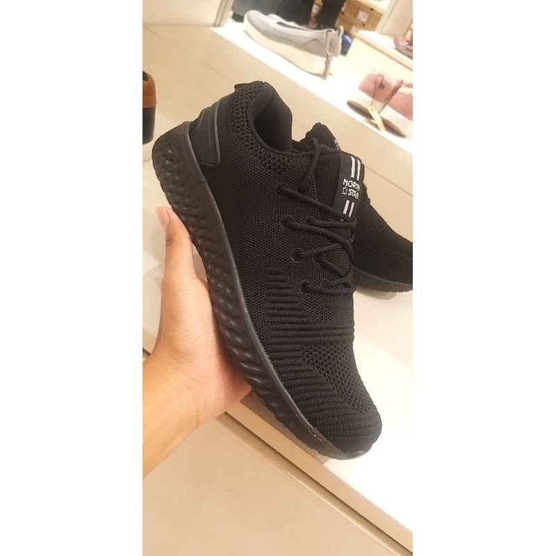 Sneaker Hitam North Star