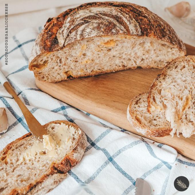 

Terbaru Roti Sourdough -GO YEEZY (buttery garlic and cheese full loaf)