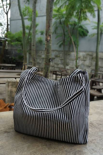 NUDIE BAG / TOTEBAG MOTIF STRIPE BLACK MAGNET