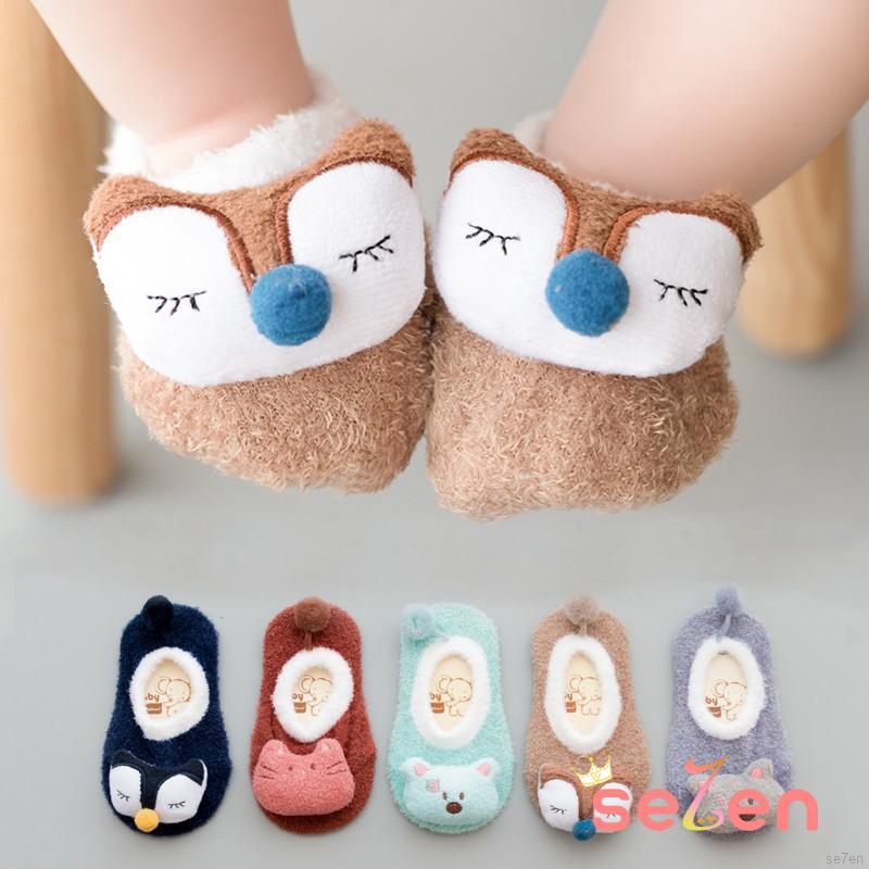 Sepasang Kaos Kaki Bahan Coral Fleece Lembut Motif Kartun Sepasang Kaos Kaki Bahan Coral Fleece Lembut Motif Kartun