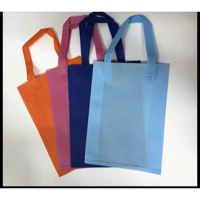 

Tas kain/spunbond polos uk variasi (kain polos) isi 12 pcs
