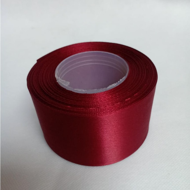 

Pita satin merah maron 1.5 inch / 3.81 cm Per roll maron