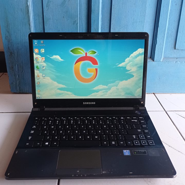 Samsung NP300E4X Warna Hitam RAM 2GB HDD 500GB Laptop second bekas murah