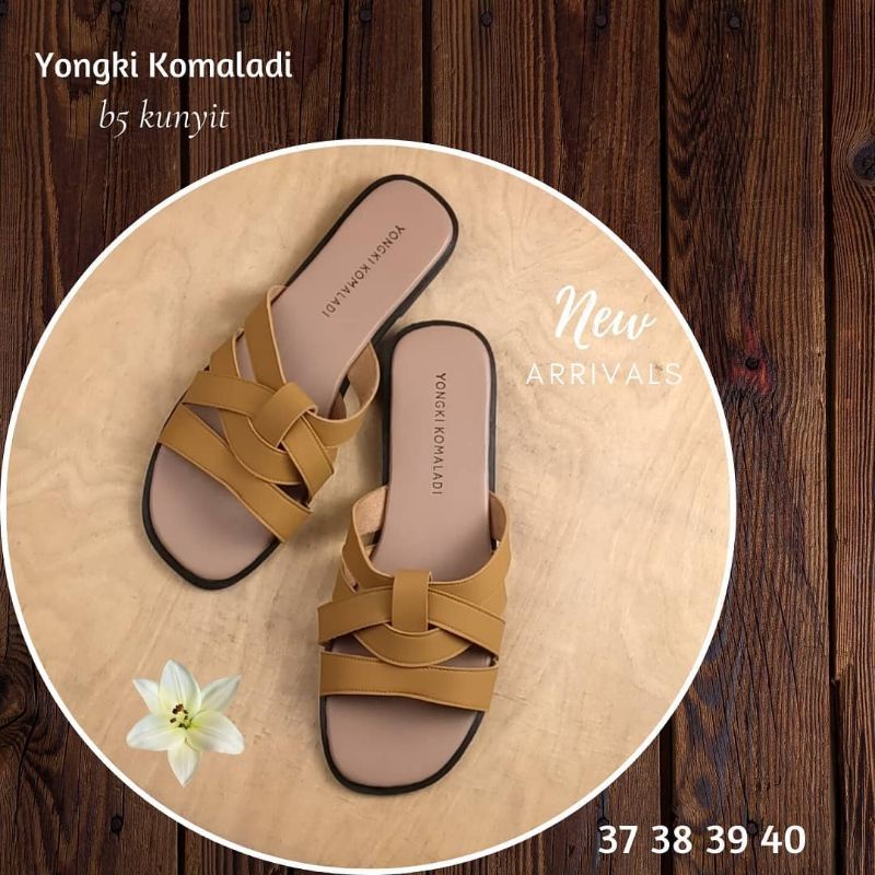 SANDAL WANITA FLAT YONGKI KOMALADI B5 KUNYIT KEREN