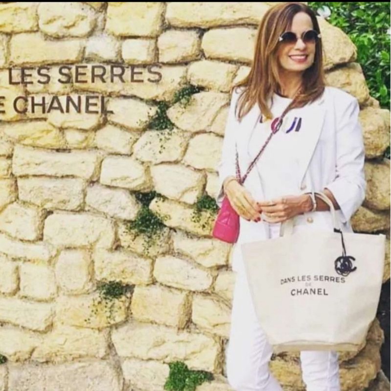 Ready Chanel tote bag dans less serres
