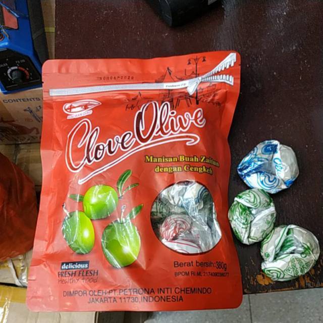 Manisan buah zaitun dengan cengkeh ( kana ikat tiga)