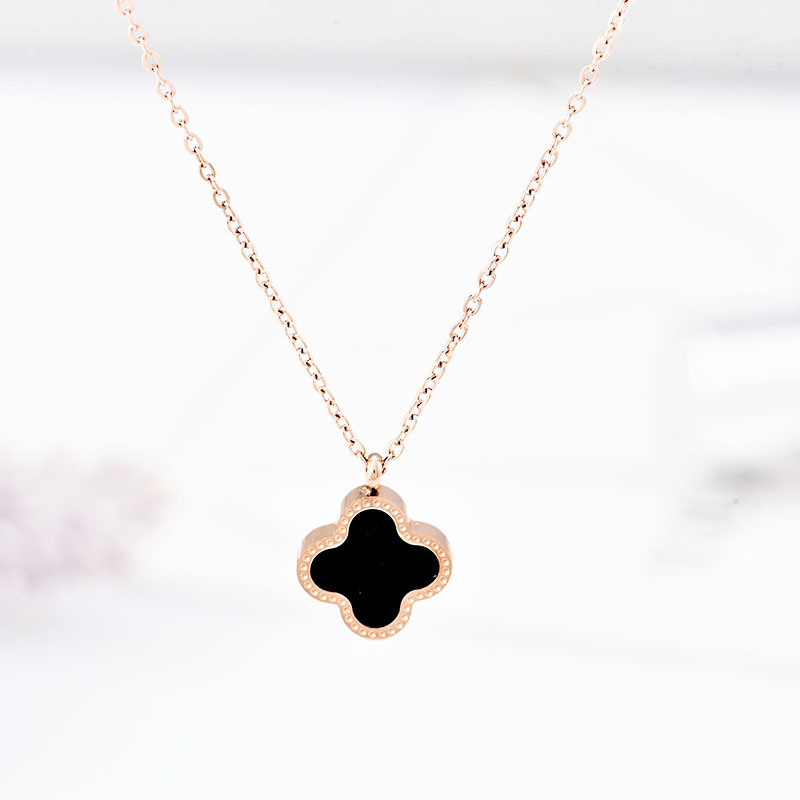 CLOVER Kalung Rantai Liontin Daun Semanggi Bahan Titanium Warna Hitam/Putih Untuk Wanita