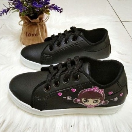 sepatu sneaker Ket tali gambar boneka