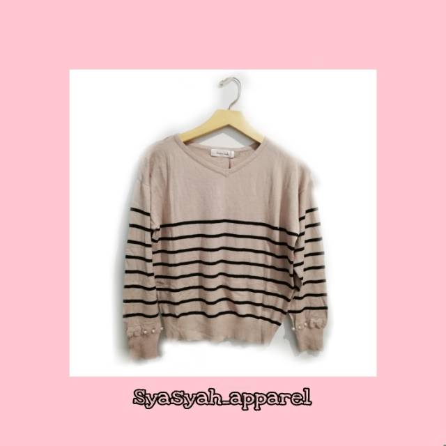 Sweater Rajut Couture Brooch