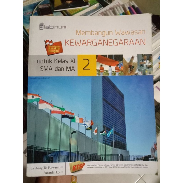 Membangun Wawasan Kewarganegaraan Xl SMA.