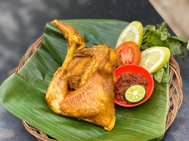 

Ayam ungkeb tinggal goreng kedai tamtam