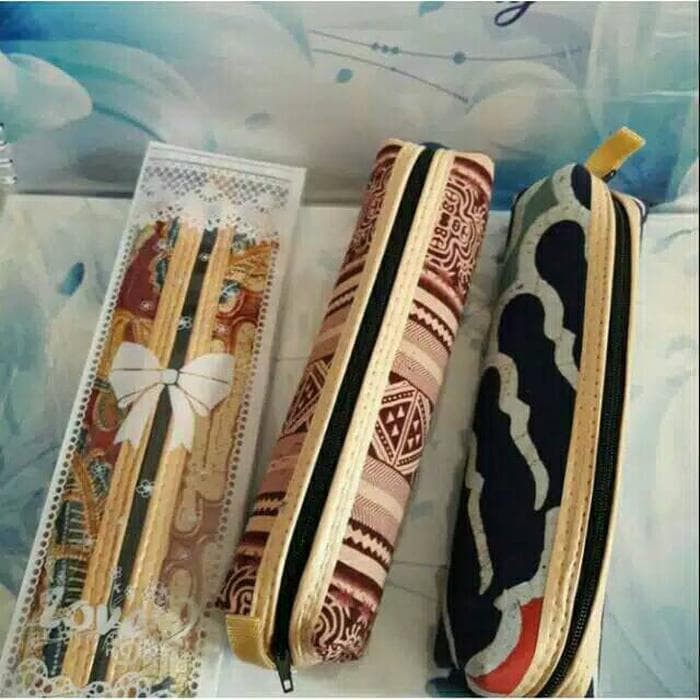 

SOUVENIR PERNIKAHAN TEMPAT PENSIL BATIK KEMAS MIKA