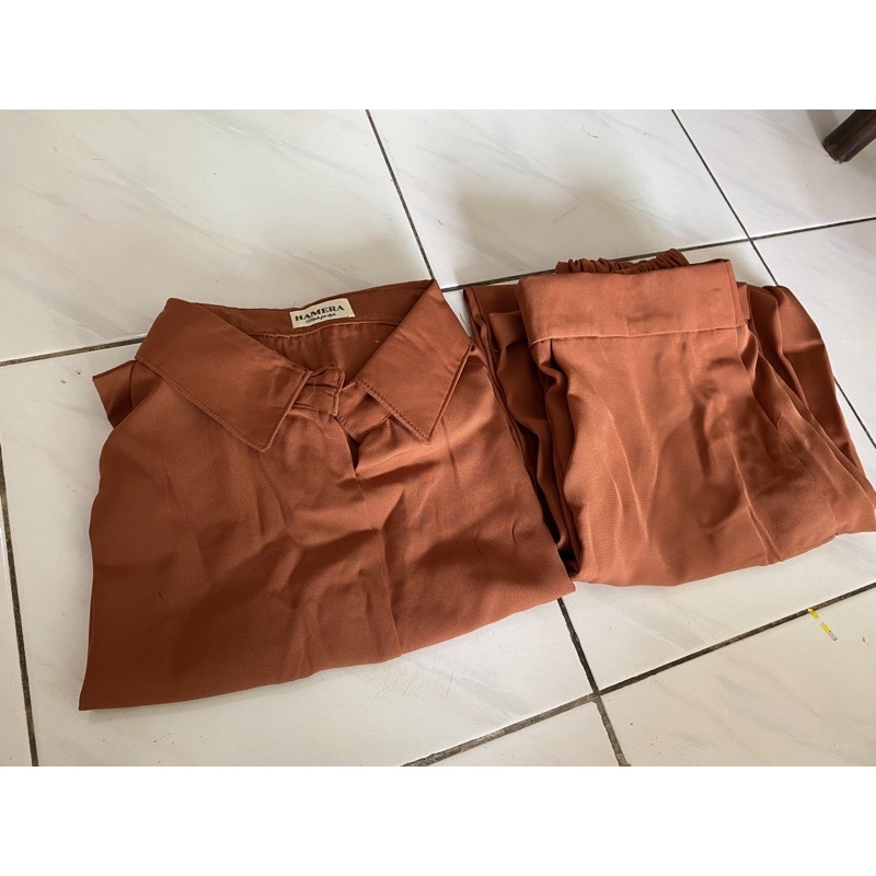 JASMINE SET SETJ310 ONE SET ATASAN CROP KARET DAN CELANA BASIC ADA SELETING DAN KANCING SETJ310-Terracotta