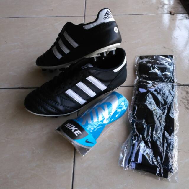 Sepatu bola kulit + kaos kaki + Dekker