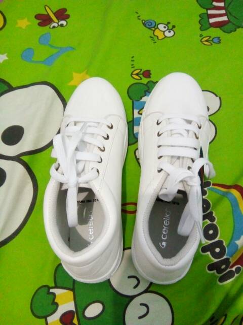 Sepatu Putih CERELIA Uk. 40