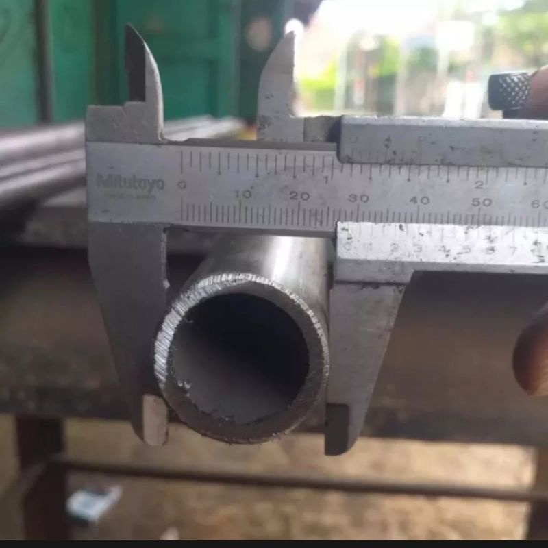 pipa besi seamless 28/22 mm tebal 3mm panjang 100cm