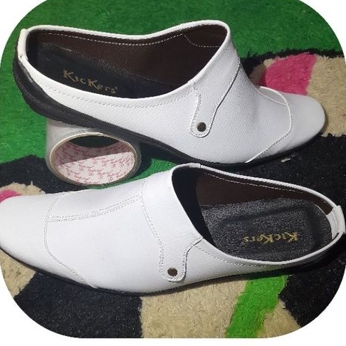 sepatu slop bustong habib bahar kickers putih dan hitam.