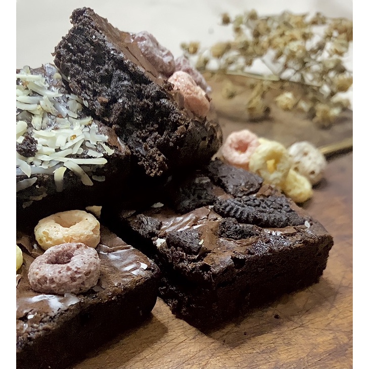 

Mix Variants Fudgy (S’Mores,Cheese,Cereal,Cookies and Cream) Brownies ( 20x20 cm )