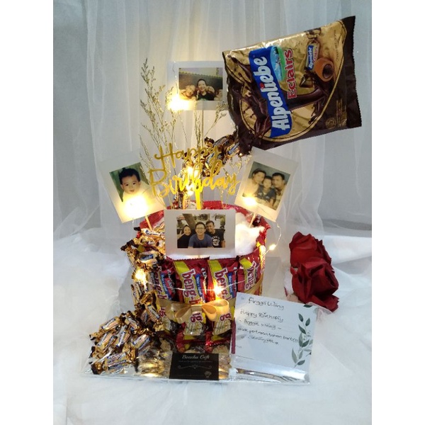 Snack cake + Money roll + foto polaroid + LED