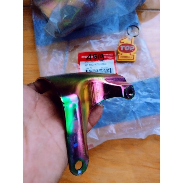 Breket Braket Bracket Besi dudukan Stay Fender Spakbor Slebor Depan All Tiger Revo 61102-KCJ-660