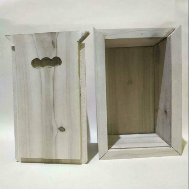TEMPAT PENYIMPANAN KOTAK KAYU ATAU KIRIMAN BARANG