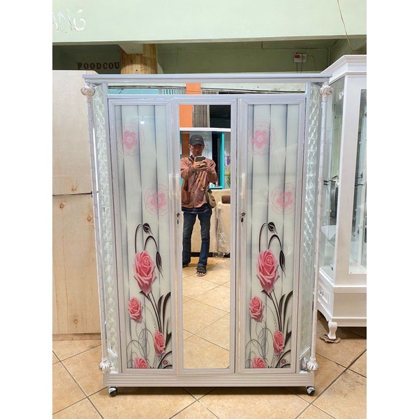 Lemari pintu 3 Alumunium kaca pakai Roda